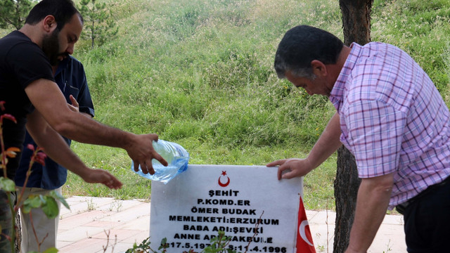 Şehitliklerde buruk bayram