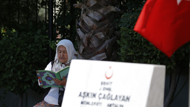 Şehitliklerde buruk bayram