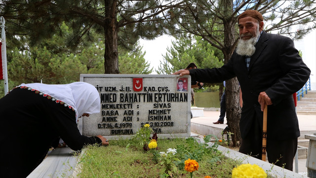 Şehitlikte hüzünlü bayram