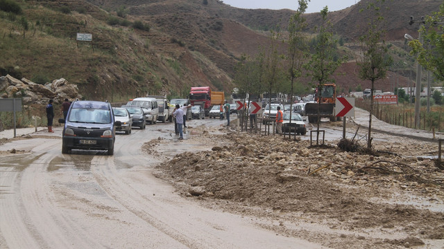 Şiddetti yağış yolun kapanmasına neden oldu