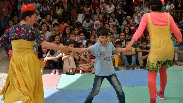 Sınır Tanımayan Palyaçolardan Suriyeli çocuklara gösteri
