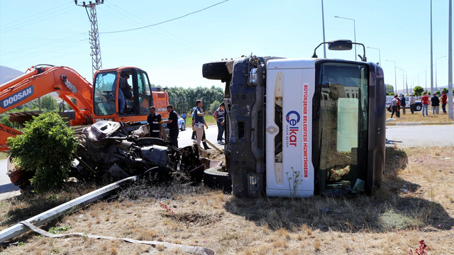 Sivas'ta trafik kazası: 2 ölü, 1 yaralı