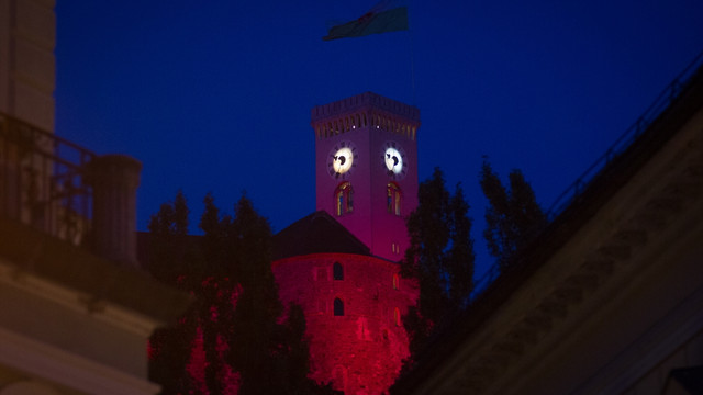 Slovenya'daki Ljubljana Kalesi kırmızı beyaza büründü