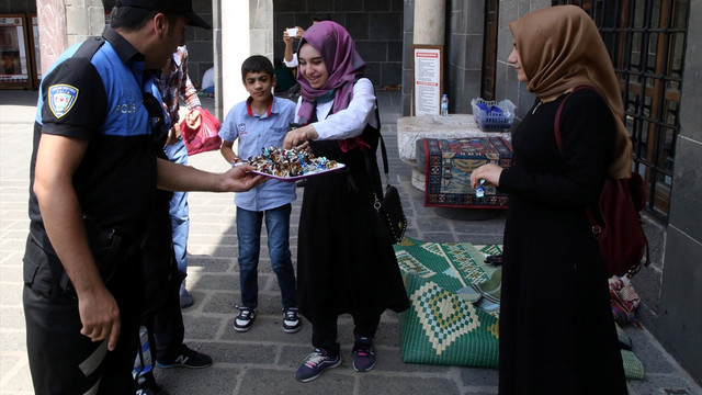 Sur'da polis vatandaşla bayramlaştı