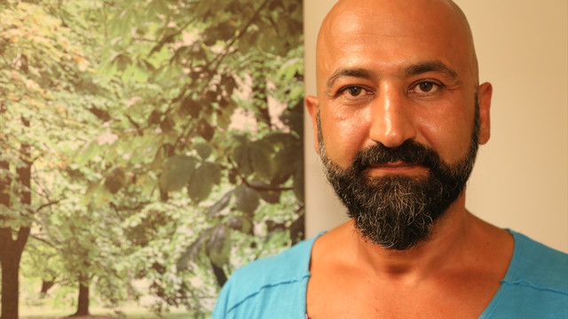 Darbecileri durdurmak için tankın önüne yattı