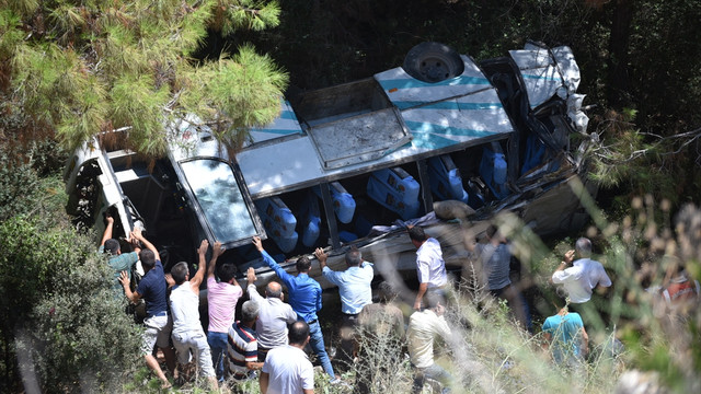 Tarım işçilerini taşıyan minibüs uçuruma devrildi