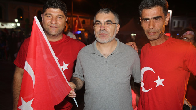 Tatil yerine ''demokrasi nöbeti'' tutuyorlar