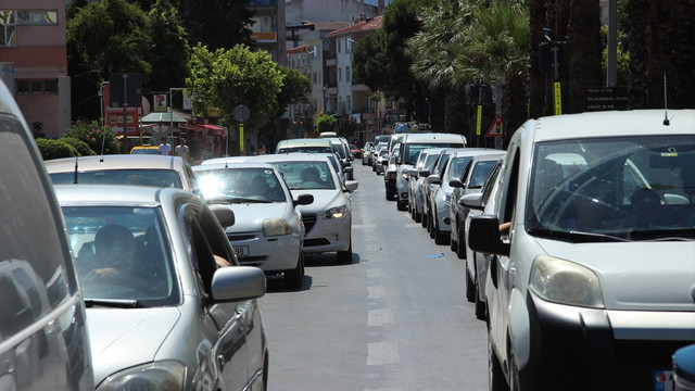 Tatil yolculuğu trafikte yoğunluğa yol açıyor
