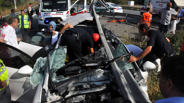 TEM Otoyolu'nda otomobil bariyerlere çarptı: 4 yaralı