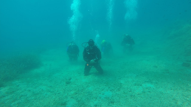Terör saldırısında ölenler için su altında namaz kıldılar