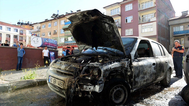 Tokat'ta konteyner yangını otomobillere sıçradı