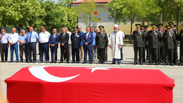 Trafik kazasına giden güvenlik güçlerine tırın çarpması