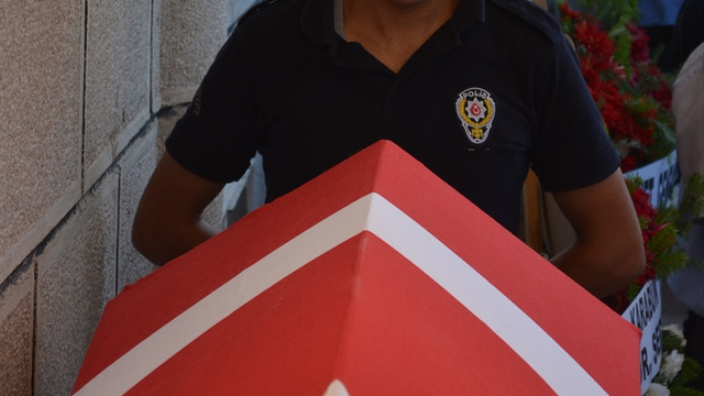 Trafik kazasında hayatını kaybeden polis memuru toprağa verildi