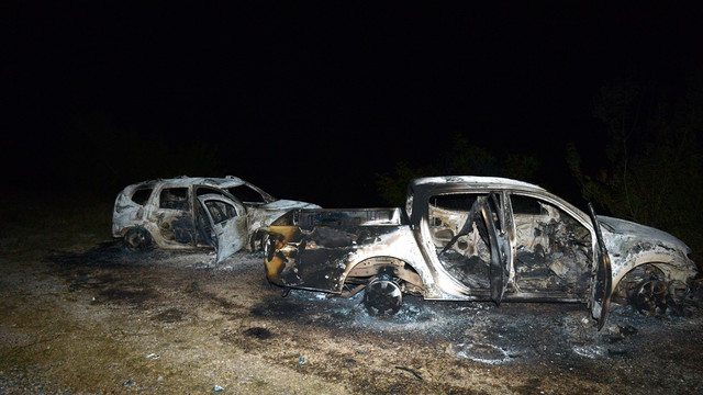 Tunceli'de teröristler 6 aracı yaktı