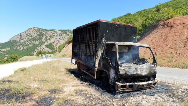 Tunceli'de teröristler araç yaktı