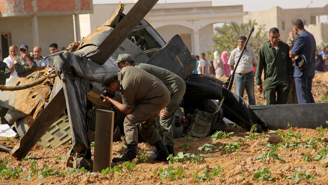 Tunus'ta askeri helikopter düştü