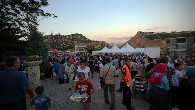 Türk Kızılayı Kadir Gecesi'nde iftar verdi