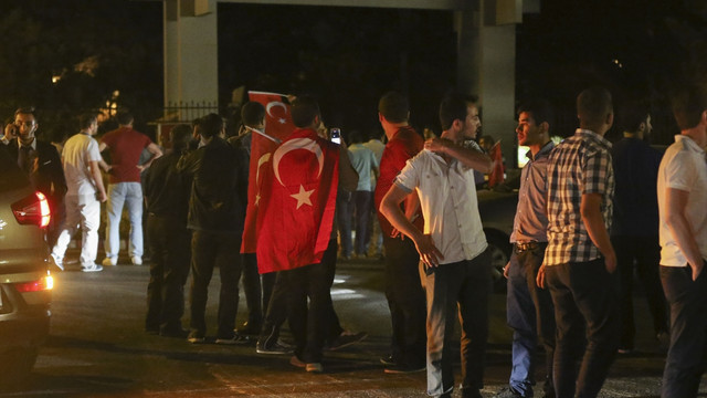 İstanbul ve Ankara'daki askeri kalkışmaya tepkiler