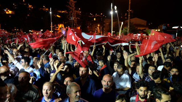 Türkiye askeri darbe girişimine karşı ayakta