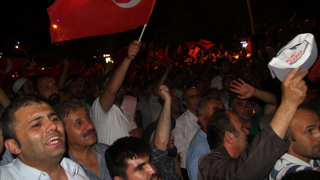 Türkiye askeri darbe girişimine karşı aya