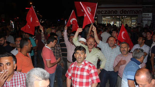 Türkiye darbe girişimin karşı ayakta