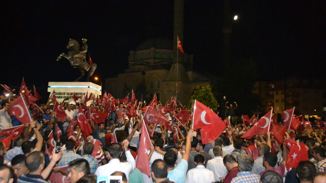 Türkiye darbe girişimine karşı ayaktı