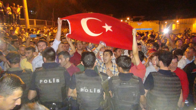 Türkiye darbe girişimine karşı ayakta