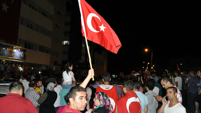 Türkiye darbe girişimine karşı ayakta