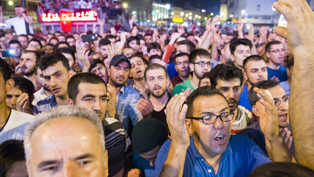 Türkiye darbe girişimine karşı ayakta