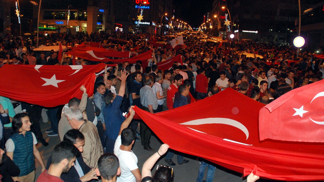 Türkiye darbe girişimine karşı ayakta