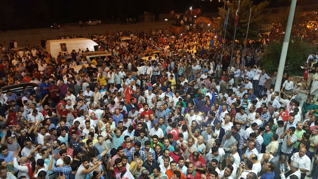 Türkiye darbe girişimine karşı ayakta