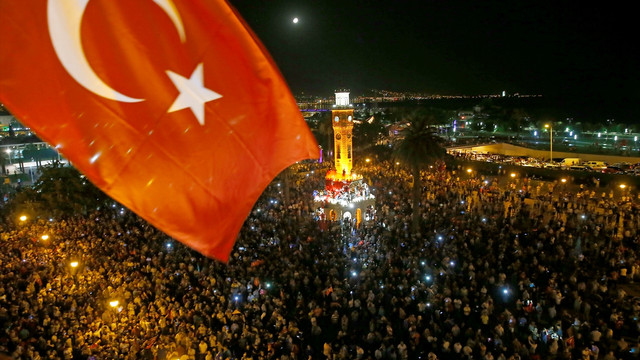 Türkiye darbe girişimine karşı ayakta