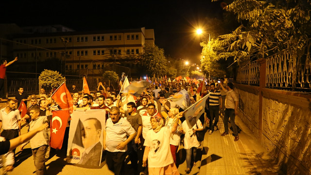 Türkiye darbe girişimine karşı ayakta