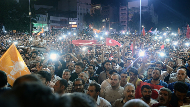 Türkiye darbe girişimine karşı ayakta
