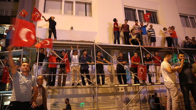 Türkiye darbe girişimine karşı ayakta