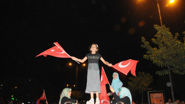 Türkiye darbe girişimine karşı ayakta