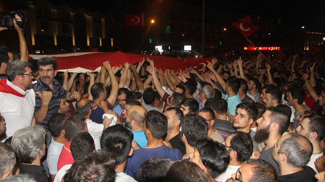 Türkiye darbe girişimine karşı ayakta