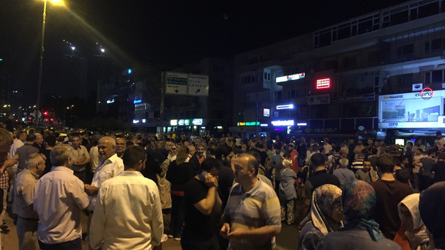 Türkiye darbeye karşı ayakta