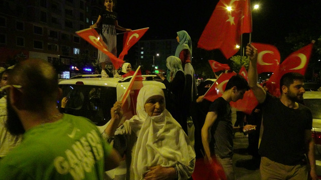 Türkiye darbe girişimi karşı ayakta