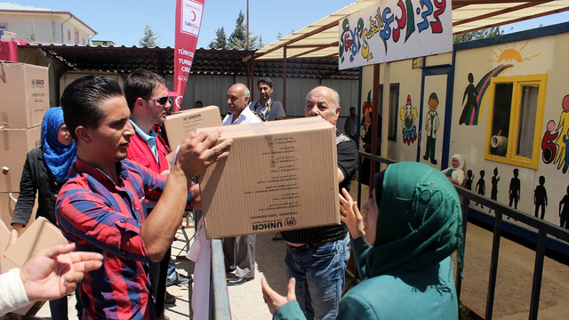 Türkiye'ye sığınan Suriyelilere yardım