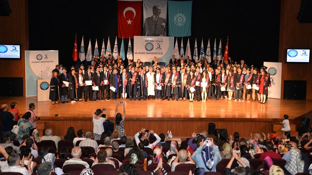 ÜÜ'deki mezuniyet töreninde öğrenciler kep atmadı