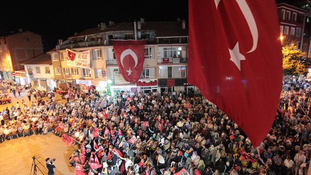 Valinin annesi demokrasi nöbetinde