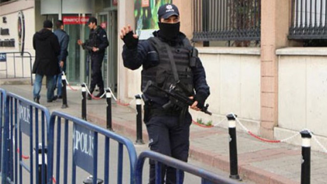 Vatan Emniyette alarm! Emniyetin önüne uzun namlulu silahlarla polisler çıktı