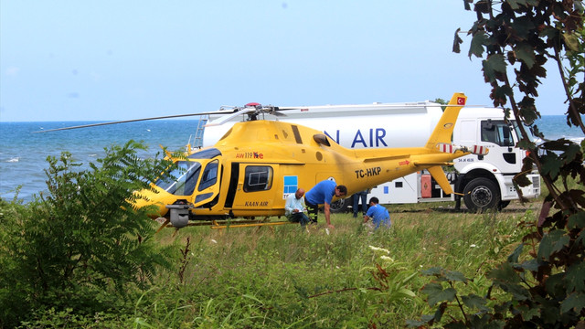 Yakıtı azalan helikopter kumsala indi