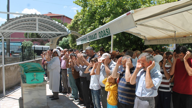 Yumurta pişirmek isterken alevler içinde kalan çocuk