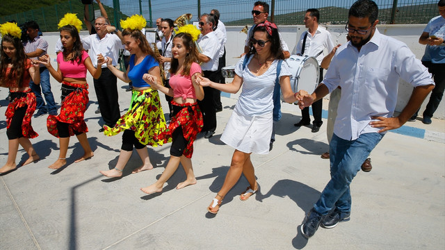 Yunan turistlere çiçekli karşılama