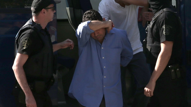 Yunanistan'a kaçan 8 darbeci kelepçelenerek adliyeye getirildi