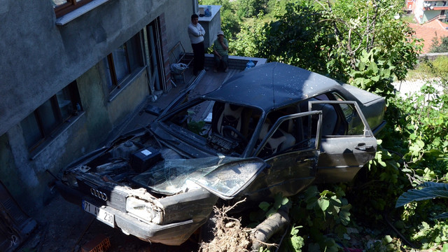 Zonguldak'ta otomobil evin bahçesine devrildi: 4 yaralı