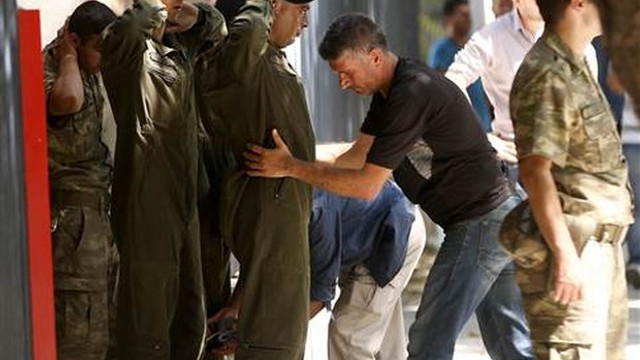 Genelkurmaydaki askerler teslim oldu