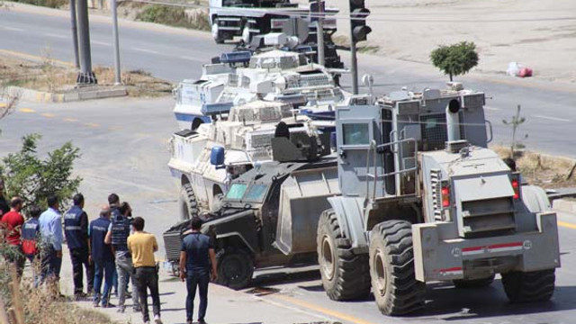 Hakkaride asker ve polis aracı çarpıştı: 1 polis şehit